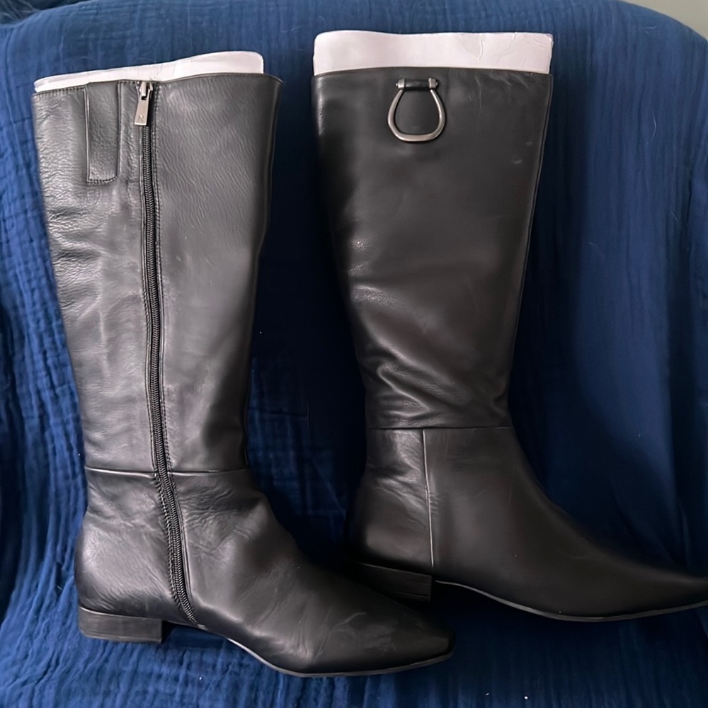 Black leather Naturalizer Carella riding boots. Wide calf side zip.